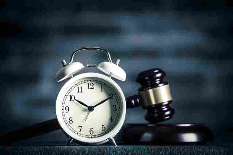 © beeboys - stock.adobe.com Uhr und Richterhammer