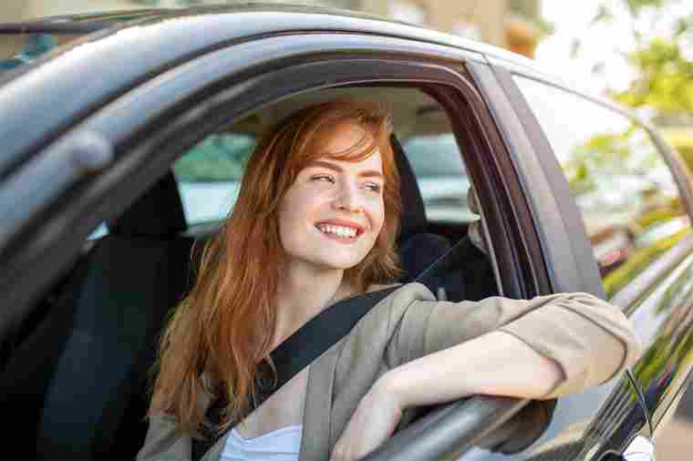 © Graphicroyalty - stock.adobe.com Frau in Auto