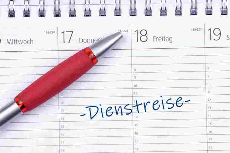© HNFOTO - stock.adobe.com Kalender mit Schrift Dienstreise darauf