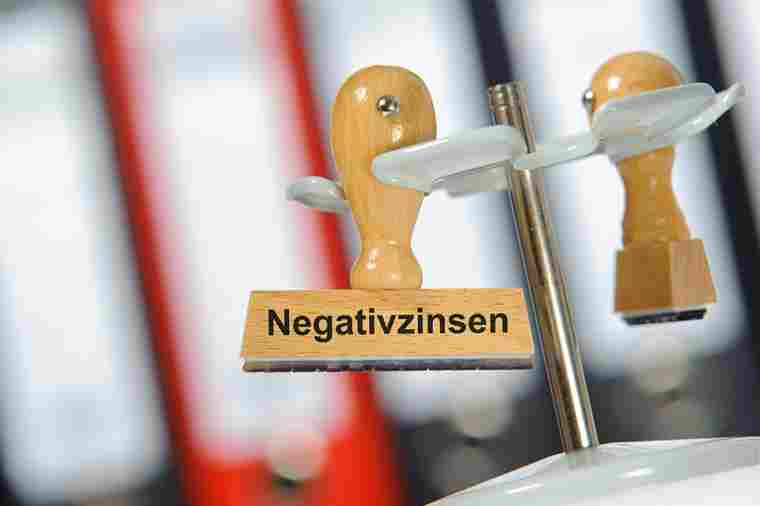 © Wolfilser - stock.adobe.com Stempel mit Aufschrift Negativzinsen