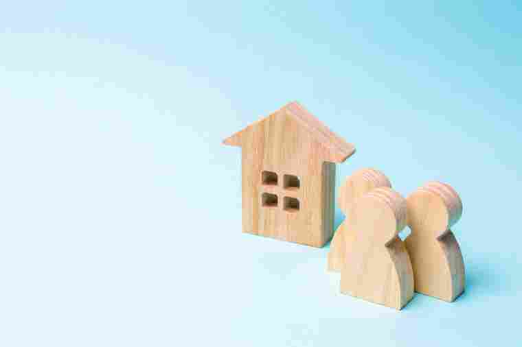 © Andrii Yalanskyi - stock.adobe.com Holzhäuschen und Holzfiguren
