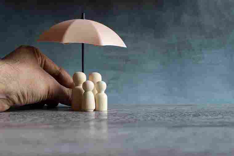 © izzuan - stock.adobe.com Spielsteine unter Regenschirm