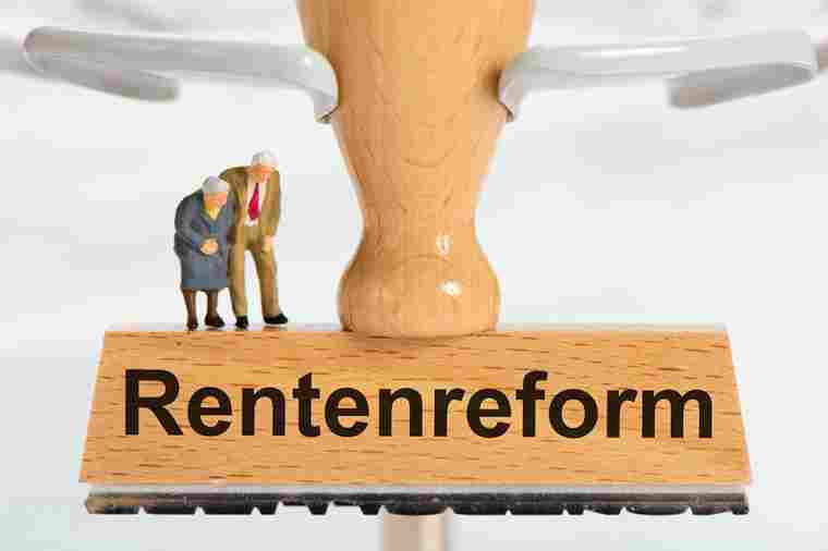 © Wolfilser - stock.adobe.com Stempel mit Aufschrift Rentenreform