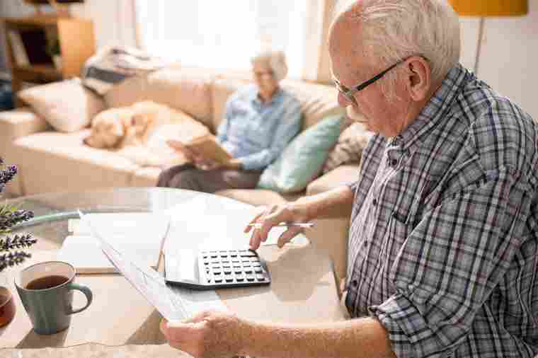 © Seventyfour - stock.adobe.com Pensionist mit Taschenrechner