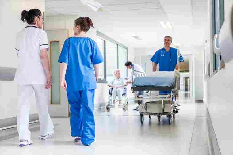 © spotmatikphoto - stock.adobe.com Krankenhausgang mit Mitarbeitern