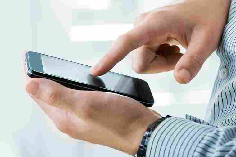 © zadorozhna - stock.adobe.com Person tippt auf Mobiltelefon