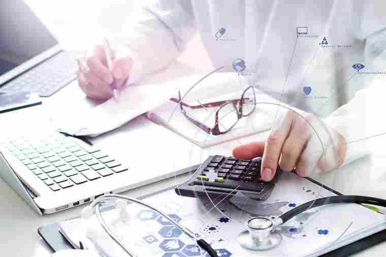 © everythingpossible - stock.adobe.com Arzt arbeitet am Laptop