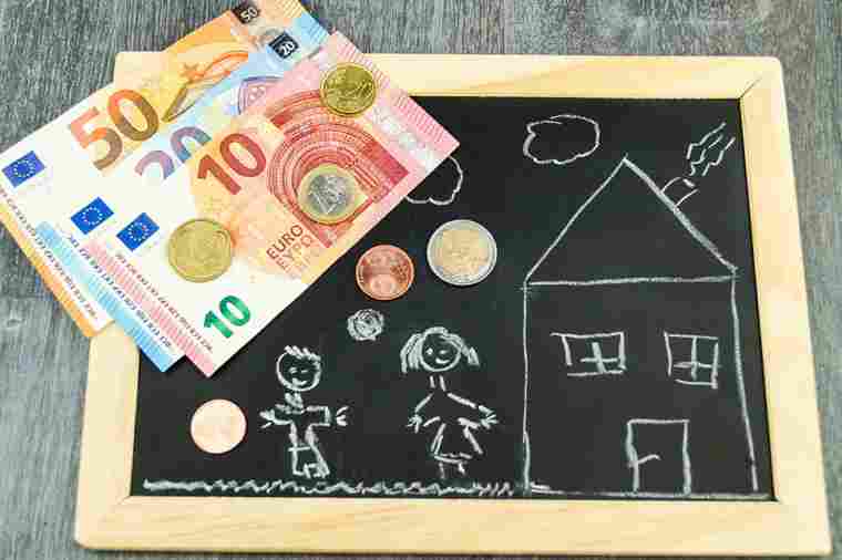 © Steidi - stock.adobe.com Kinderzeichnung und Geld